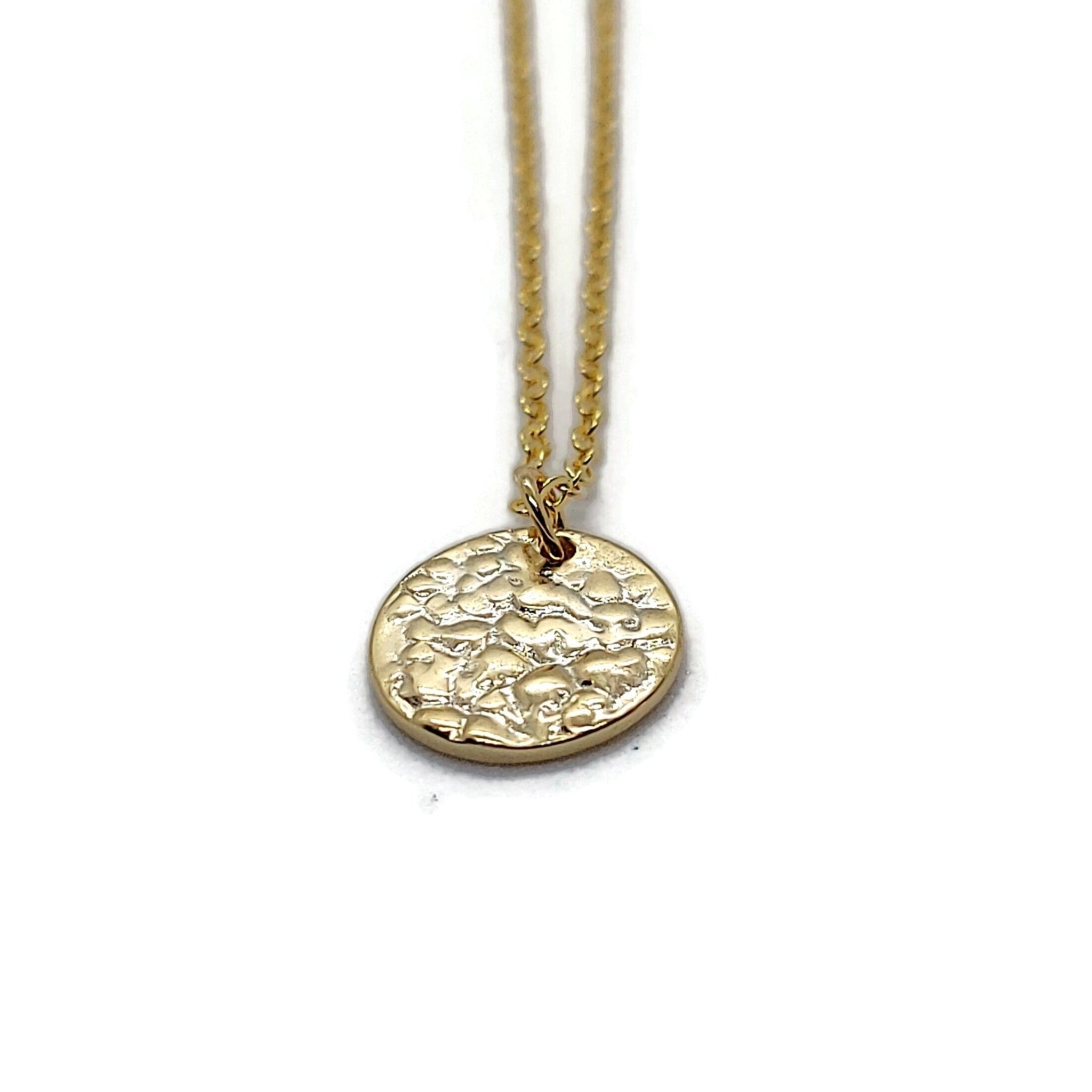 Necklace with round hot sale pendant gold